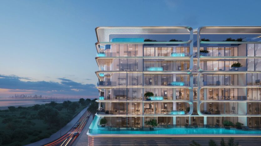 Immeuble moderne aux façades vitrées, composé de plusieurs étages, chacun doté d'un balcon privé avec piscine. La scène se déroule au crépuscule, avec vue sur le littoral et la silhouette de la ville de Vue Dorée visible au loin.
