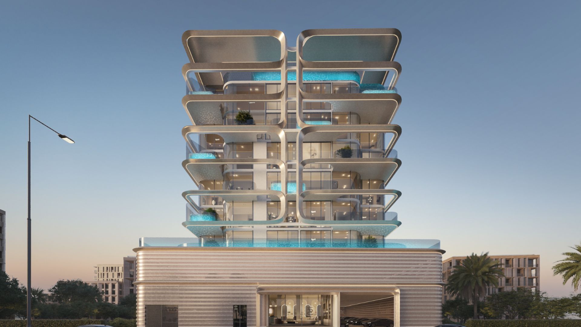 Un immeuble moderne à plusieurs étages, doté de larges balcons et de plusieurs piscines sur le toit, dont le design futuriste s'inspire de l'élégance de Crystal Bay Azure. La scène se déroule au crépuscule, sous un ciel dégagé, avec des palmiers à proximité.