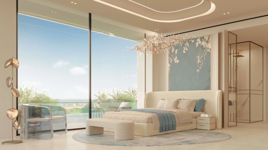 Chambre luxueuse dotée de grandes fenêtres, d'un lustre moderne, de tons neutres, d'un mur d'accent bleu et d'une vue sur la piscine au Vue Dorée. Une chaise et un bureau en acrylique, un banc au pied du lit et un éclairage tamisé créent une atmosphère élégante et sereine.