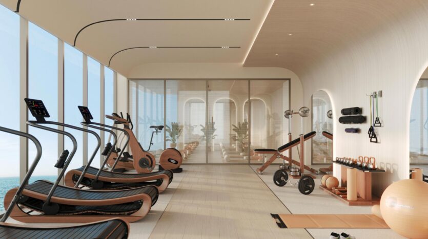 Une salle de sport moderne équipée d'appareils de fitness en bois, de tapis de course, de rameurs, d'haltères, de ballons de yoga et de miroirs muraux vous attend à Vue Dorée. De grandes baies vitrées offrent une vue imprenable sur l'océan, tandis que l'espace reste lumineux et épuré.