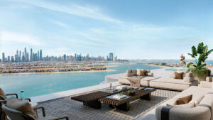 Une terrasse luxueuse sur le toit, dotée d'un mobilier moderne, donne sur un cours d'eau aux eaux turquoise et offre une vue panoramique sur les toits de la ville, permettant d'avoir un aperçu du marché immobilier dynamique de Dubaï — une expérience qui reflète les chiffres en hausse de la ville en juin 2026.